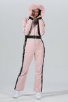 Combinaison de ski une pièce pour femme avec capuche en fourrure, style hiver chic.