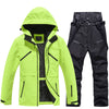 Ensemble veste et pantalon de ski isolés pour homme, idéal pour la montagne.