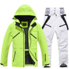 Ensemble veste et pantalon de ski isolés pour homme, idéal pour la montagne.