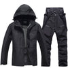 Ensemble veste et pantalon de ski isolés pour homme, idéal pour la montagne.