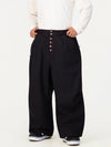 Pantalon de travail en denim brut à rivets pour homme, coupe oversize, avec double poche arrière.