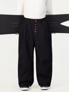 Pantalon de travail en denim brut à rivets pour homme, coupe oversize, avec double poche arrière.