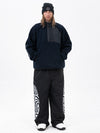 Pull en polaire sherpa synthétique pour homme et pantalon de ski cargo réfléchissant.