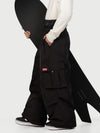 Pantalon de neige cargo ample et fonctionnel pour homme, avec ceinture utilitaire et poches multiples.
