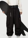 Pantalon de neige cargo ample et fonctionnel pour homme, avec ceinture utilitaire et poches multiples.