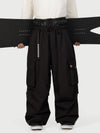 Pantalon de neige cargo ample et fonctionnel pour homme, avec ceinture utilitaire et poches multiples.