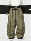 Pantalon de neige cargo ample et fonctionnel pour homme, avec ceinture utilitaire et poches multiples.