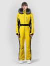 Combinaison de ski une pièce pour femme avec capuche en fourrure, style hiver chic.