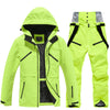 Ensemble veste et pantalon de ski isolés pour homme, idéal pour la montagne.