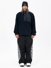 Pull en polaire sherpa synthétique pour homme et pantalon de ski cargo réfléchissant.