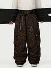 Pantalon de neige cargo ample et fonctionnel pour homme, avec ceinture utilitaire et poches multiples.