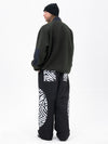 Pull en polaire sherpa synthétique pour homme et pantalon de ski cargo réfléchissant.