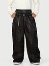 Pantalon de neige ample OG pour homme, style urbain, inspiré des vêtements de travail, avec rivets apparents et coupe large.