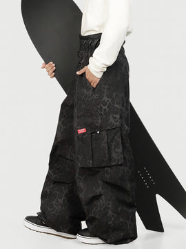 Pantalon de neige cargo ample et fonctionnel pour homme, avec ceinture utilitaire et poches multiples.