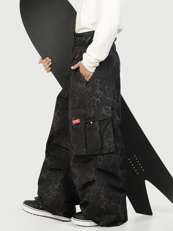 Pantalon de neige cargo ample et fonctionnel pour homme, avec ceinture utilitaire et poches multiples.