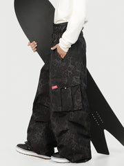 Pantalon de neige cargo ample et fonctionnel pour homme, avec ceinture utilitaire et poches multiples.