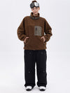 Pantalon de ski ample et fluide pour femme, en polaire imitation sherpa avec fermeture éclair intégrale et genoux renforcés.