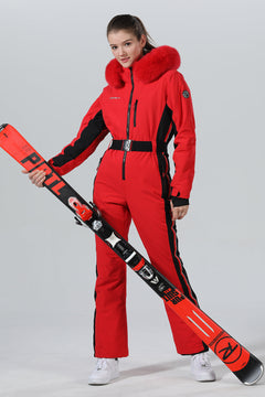 Combinaison de ski une pièce pour femme avec capuche en fourrure, style hiver chic.