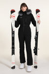 Combinaison de ski une pièce pour femme avec capuche en fourrure, style hiver chic.