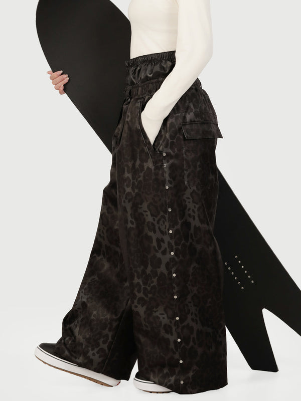 Pantalon de neige ample OG pour femme, style urbain et inspiré des vêtements de travail, avec rivets apparents.