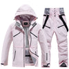 Ensemble veste et pantalon de ski isolés pour homme, idéal pour la montagne.