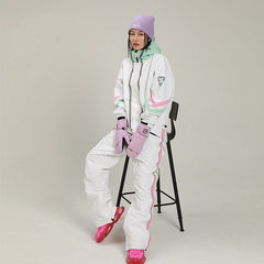 Combinaison de ski une pièce pour femme, idéale pour l'hiver.