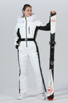 Combinaison de ski une pièce pour femme avec capuche en fourrure, style hiver chic.
